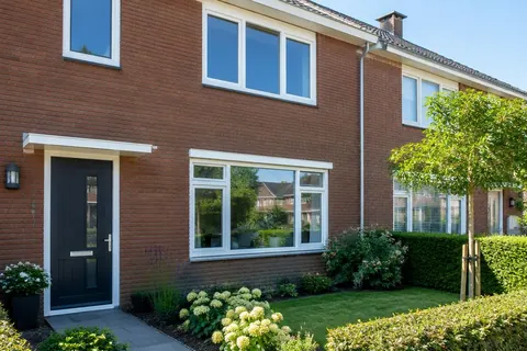 Rijtjeshuis met nieuwe kozijnen